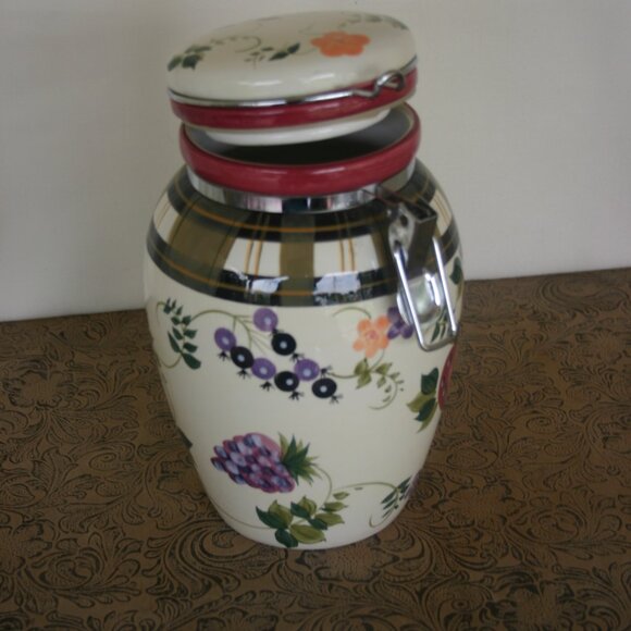 Oneida Ceramic Strawberry Plaid 8.5" Canister w/sealing Lid B-208 - Picture 2 of 6
